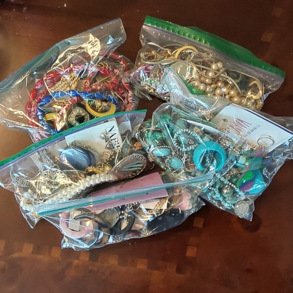 Bundle of wearable jewelry
